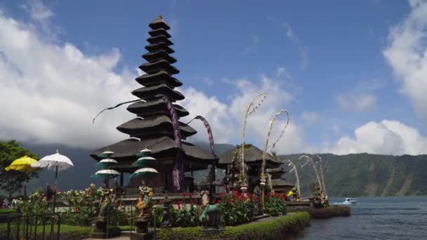 Templo hindú en la isla de Bali. Pura Ulun Danu Bratan . — Vídeo de stock