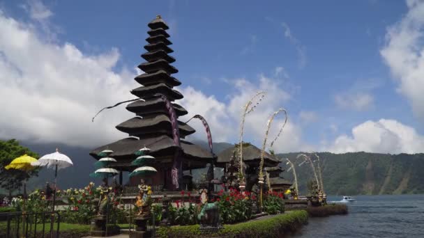 Hindu temple on the island of Bali. Pura Ulun Danu Bratan. — Stock Video