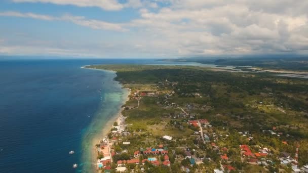 Mooie luchtfoto strand op het tropische eiland. Cebu island, Filippijnen. — Stockvideo