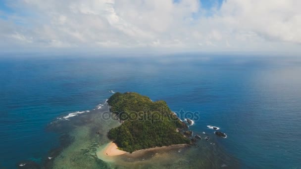 Meereslandschaft mit tropischer Insel, Strand, Felsen und Wellen. Catanduanes, Philippinen. — Stockvideo