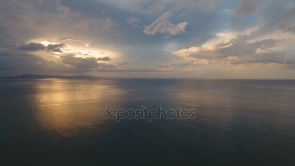 Прекрасний захід сонця над морем, вигляд з повітря. Каталонці — стокове відео