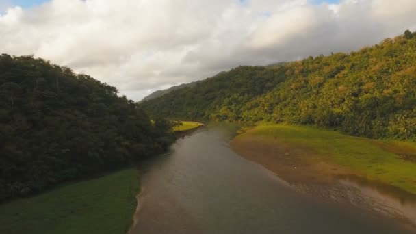 Horská řeka v deštném pralese. Camiguin island Filipíny. — Stock video