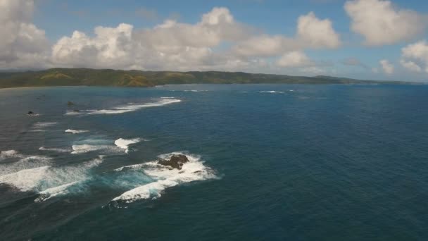 Paysage marin avec île tropicale, plage, rochers et vagues. Catanduanes, Philippines . — Video