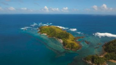 Tropik ada, plaj, kayalar ve dalgalar hava görünümünü deniz manzarası. Catanduanes, Filipinler.