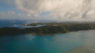 Tropik ada, plaj, kayalar ve dalgalar deniz manzarası. Catanduanes, Filipinler.