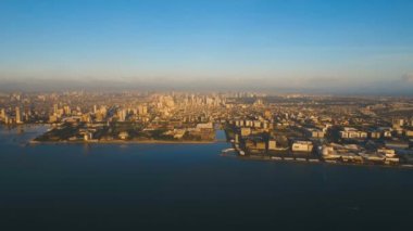 Gökdelenleri ve binaları olan bir havacılık şehri. Filipinler, Manila, Makati.