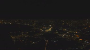 Gökdelenler ve Binalar gece ile hava şehir. Filipinler, Manila, Makati.