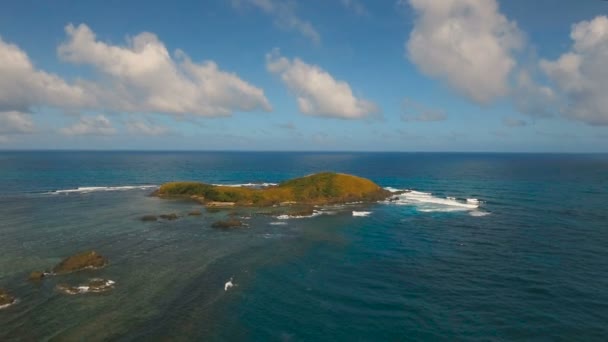 Lotu ptaka Seascape z tropikalnej wyspie, plaża, skały i fale. Catanduanes, Filipiny. — Wideo stockowe