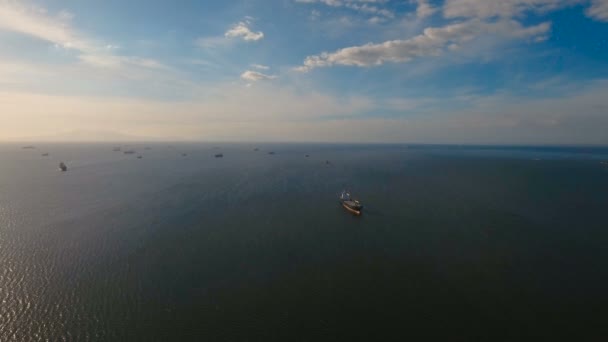 Buques de carga aérea anclados en el mar. Filipinas, Manila . — Vídeo de stock