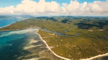 Hava güzel bir plaj tropikal bir adada görüntüleyin. Filipinler, Siargao.