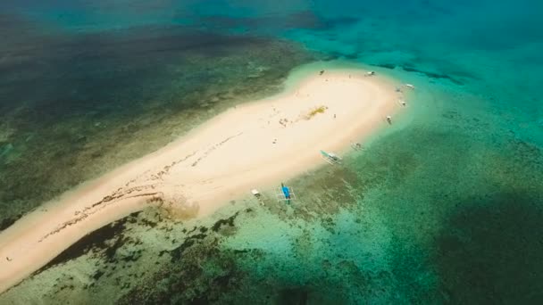 Vista aérea bela praia na ilha tropical. Siargao Island, Filipinas . — Vídeo de Stock