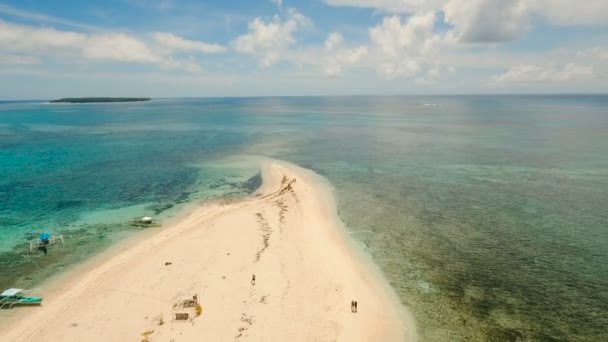 Mooie luchtfoto strand op het tropische eiland. Siargao island, Filippijnen. — Stockvideo