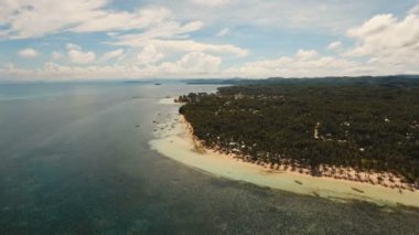 Hava güzel bir plaj tropikal bir adada görüntüleyin. Filipinler, Siargao.