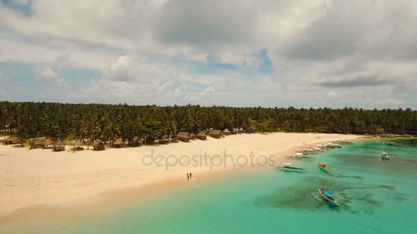 Vista aérea hermosa playa en la isla tropical. Isla de Daco, Filipinas, Siargao . — Vídeo de stock