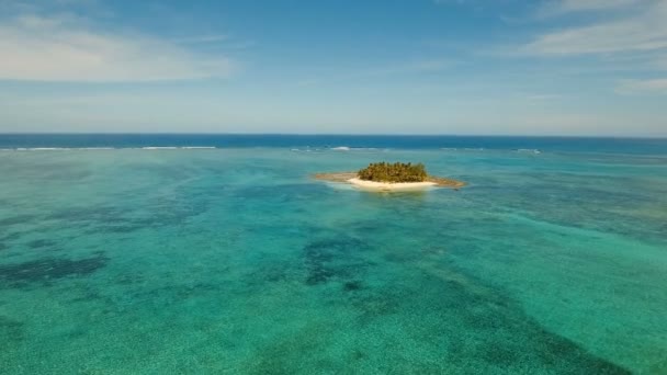 Havadan görünümü güzel plaj tropikal adada. Guyam Adası, Filipinler, Siargao. — Stok video