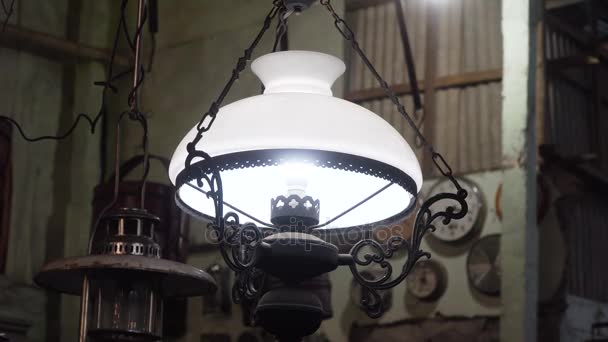 Lampada antica con paralume . — Video Stock