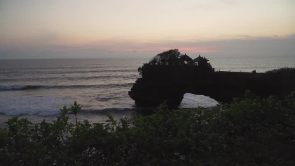 Templo hindu na ilha Tanah Lot Bali, Indonésia. — Vídeo de Stock