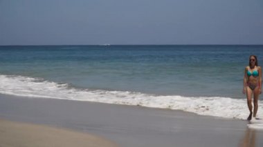 Kız denizden Yüzme sonra gelir..