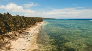 Hava güzel bir plaj tropikal bir adada görüntüleyin. Filipinler, Siargao.