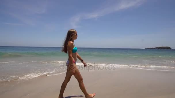 Egy lány sétál a parton. Bali, Indonézia. — Stock videók