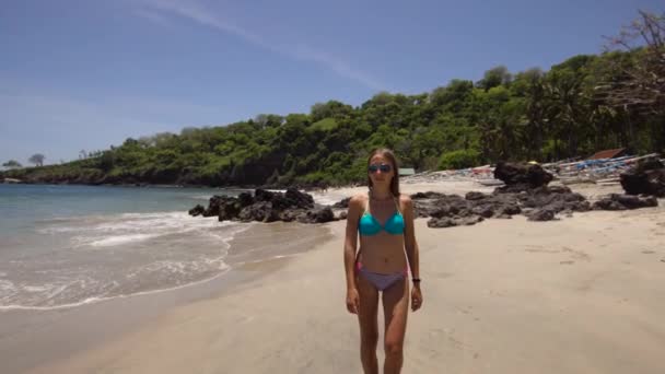 Menina andando na praia. Bali, Indonésia. — Vídeo de Stock