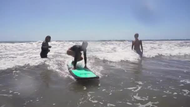 Meisje surfen in de Oceaan. — Stockvideo