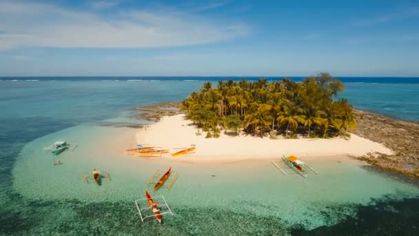 Luftaufnahme schöner Strand auf tropischer Insel. Guyam-Insel, Philippinen, Siargao. — Stockvideo