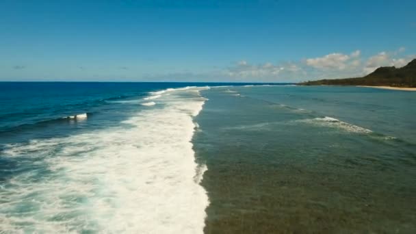 Su yüzey havadan görünümü. Siargao Adası Filipinler. — Stok video