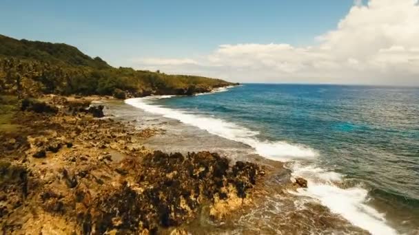 A légi felvétel a sziklák és a hullám. Fülöp-szigetek, Siargao. — Stock videók