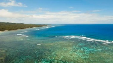 Tropik ada, plaj, kayalar ve dalgalar deniz manzarası. Siargao, Türkiye.
