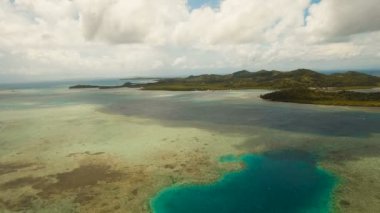 Havadan görünümü tropikal lagün, deniz, plaj. Tropik ada. Siargao, Türkiye.