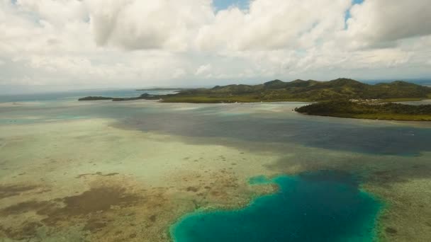 Widok z lotu ptaka tropikalną laguną, morze, plaża. Tropikalna wyspa. Siargao, Filipiny. — Wideo stockowe