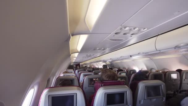 Interior del avión de pasajeros . — Vídeos de Stock