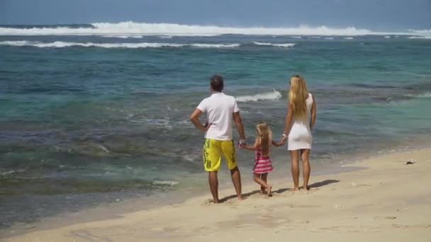 Gezin met kind op het strand. — Stockvideo