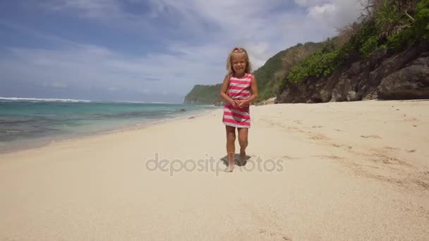 Kind loopt langs het strand. — Stockvideo