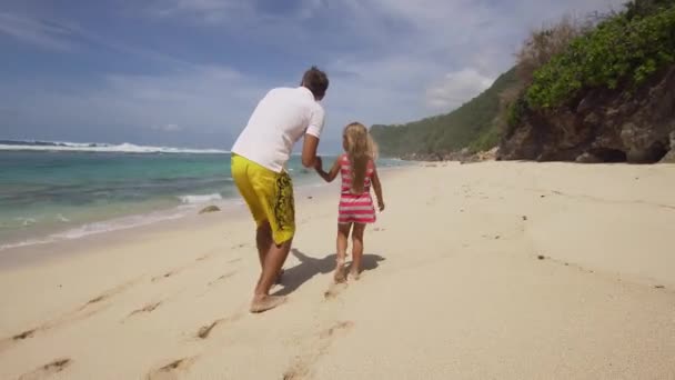 Padre con figlia con bambino sulla spiaggia . — Video Stock