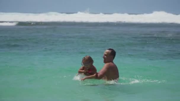 Padre e hija juegan en el mar . — Vídeos de Stock