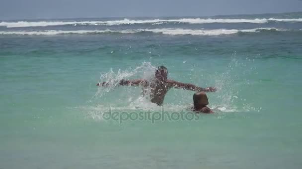 Padre e hija juegan en el mar . — Vídeos de Stock