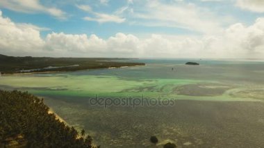 Havadan görünümü tropikal lagün, deniz, plaj. Tropik ada. Siargao, Türkiye.