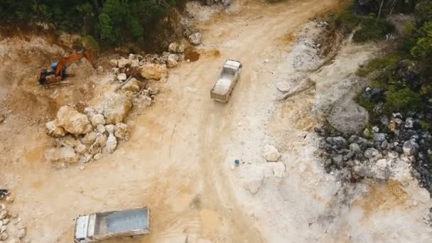 La excavadora carga camión en la cantera. Filipinas, Siargao . — Vídeos de Stock