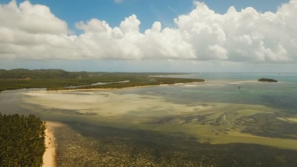 Vista aerea bellissima spiaggia su un'isola tropicale. Filippine, Siargao . — Video Stock