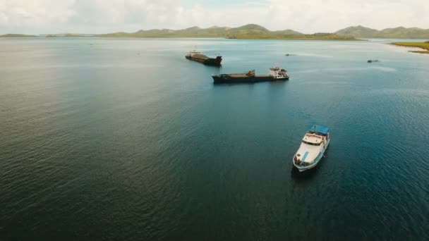 Εναέρια φορτηγών και επιβατηγών πλοίων στη θάλασσα. Siargao Φιλιππίνες. — Αρχείο Βίντεο