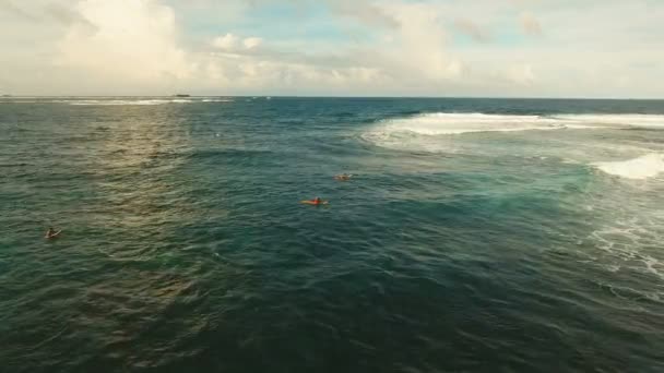 Surfistas de vista aérea en las ondas.Siargao, Filipinas. Nube 9 . — Vídeo de stock
