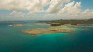Havadan görünümü tropikal lagün, deniz, plaj. Tropik ada. Siargao, Türkiye.
