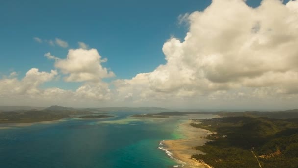 Letecký pohled na tropické laguny, moře, pláže. Tropický ostrov. Siargao, Filipíny. — Stock video