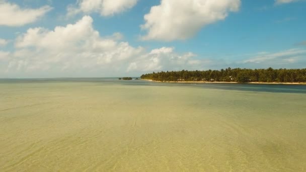 Вид с воздуха красивый пляж на тропическом острове. Philippines, Siargao . — стоковое видео