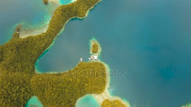 Letecký pohled tropické laguny, moře, pláž.Bucas Grande Island, Sohoton Cove. Filipíny.