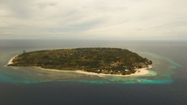 Вид с воздуха красивый пляж на тропическом острове. Philippines, Pamilacan . — стоковое видео