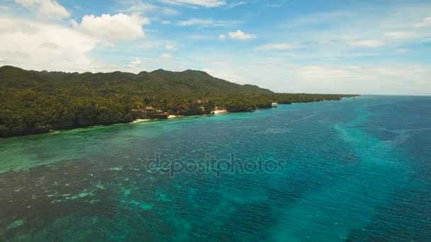 Tropik ada, plaj, resort otel ile deniz manzarası. Bohol, Anda alan, Filipinler. — Stok video