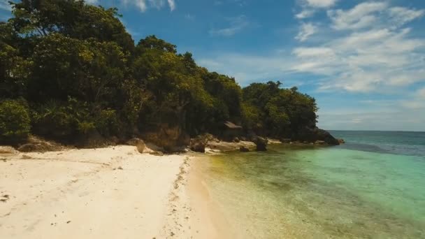 空中では、熱帯の島の美しいビーチを表示します。フィリピン、アンダ周辺地域. — ストック動画